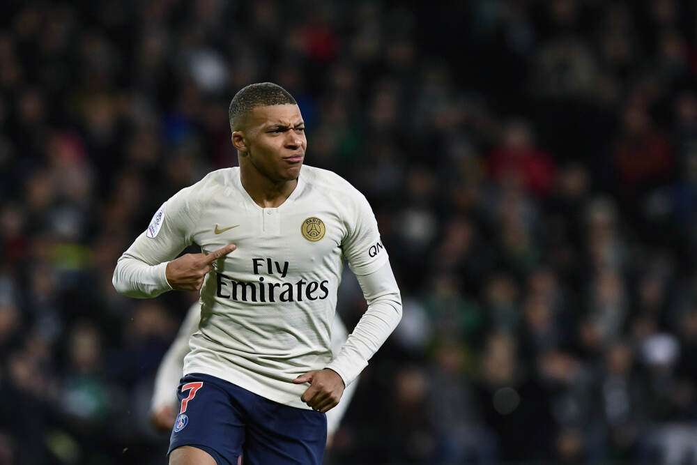 新疆若羌400万千瓦光伏电站并网发电，光伏绿洲助力生态与能源双重突破